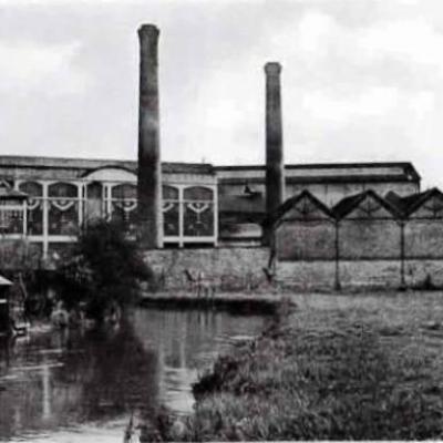 L'usine depuis la rivière l'Epte